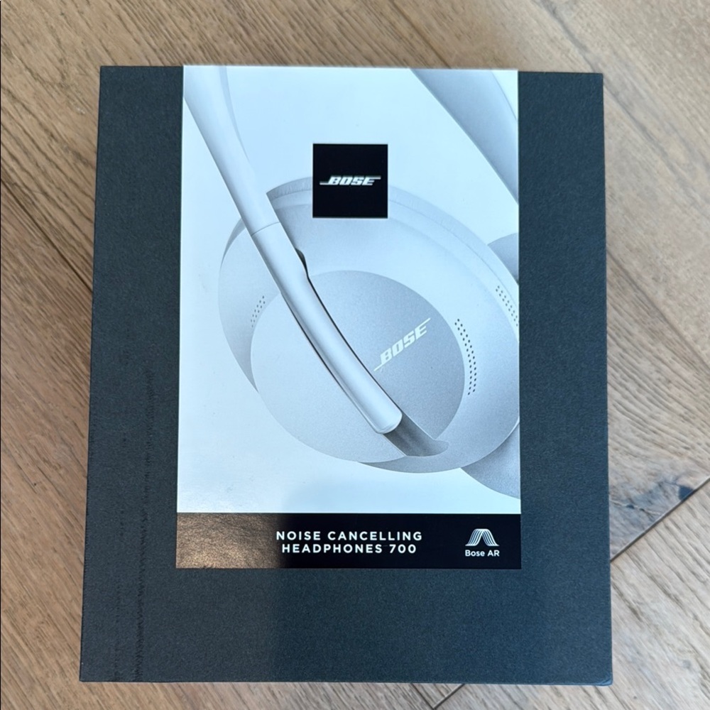 Bose Noise Cancelling Headphones 700 - Silver
